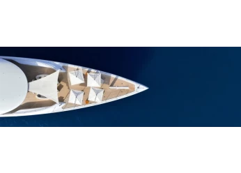 Crociera con equipaggio: prezzi, funzionamento e differenze rispetto al noleggio di una barca