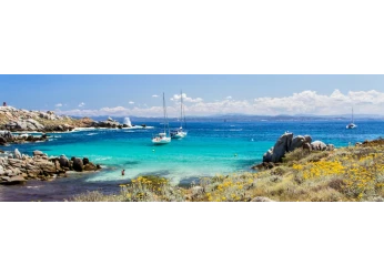 Îles Lavezzi en bateau : mouillages, règles et conseils