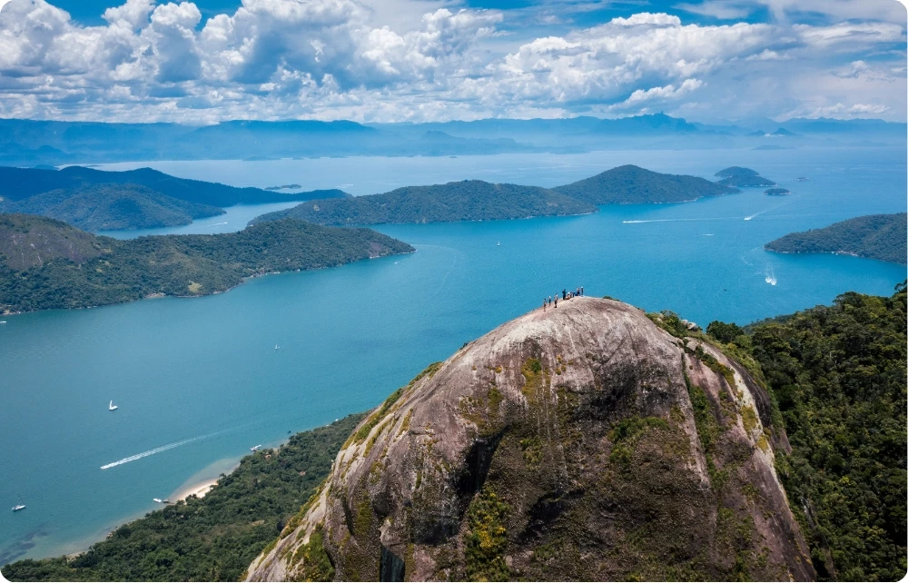 Vue panoramique sur la baie d&rsquo;Ilha Grande au Br&eacute;sil depuis un sommet rocheux, paysages tropicaux entre &icirc;les verdoyantes et eau turquoise, destination id&eacute;ale pour une croisi&egrave;re en voilier ou catamaran.