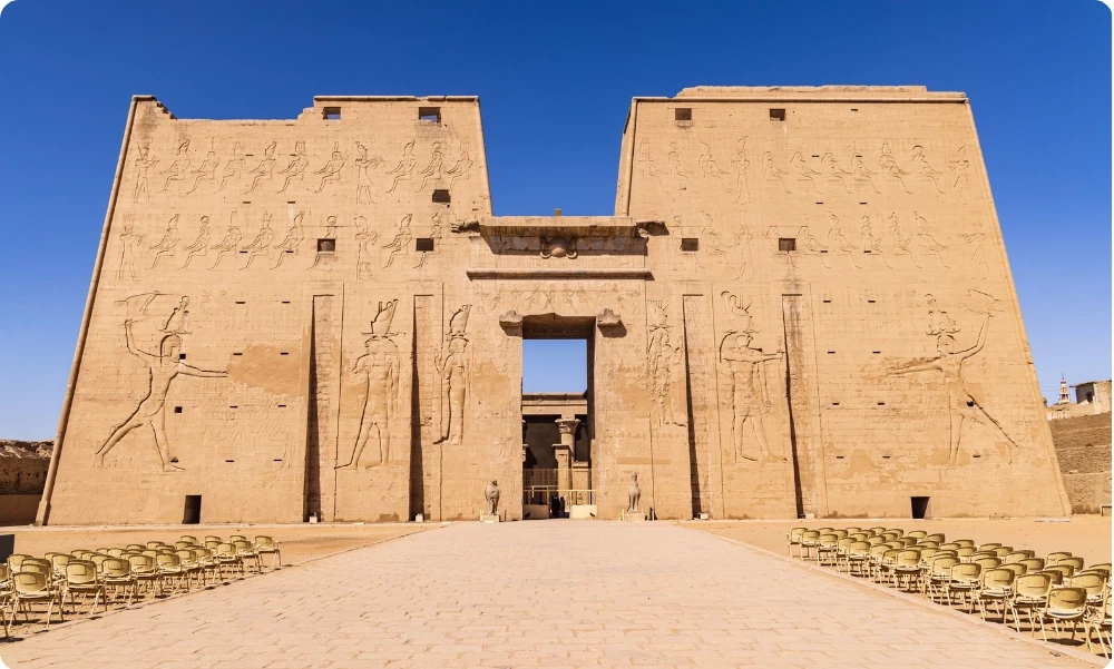 Pylône d'entrée du temple d'Edfou (temple d'Horus) en Haute-Égypte, façade monumentale aux bas-reliefs et statues de faucon, entre Louxor et Assouan