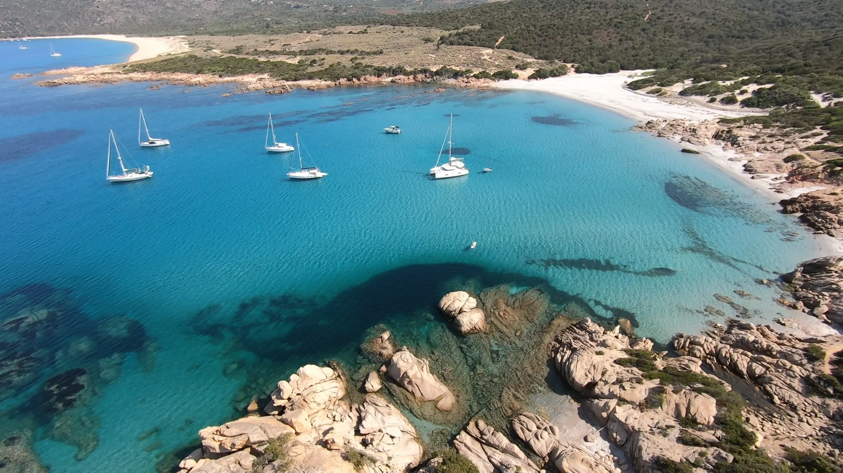 la plage et l'anse de l'Abbartello dans le golfe de Valinco en Corse avec une eau turquoise