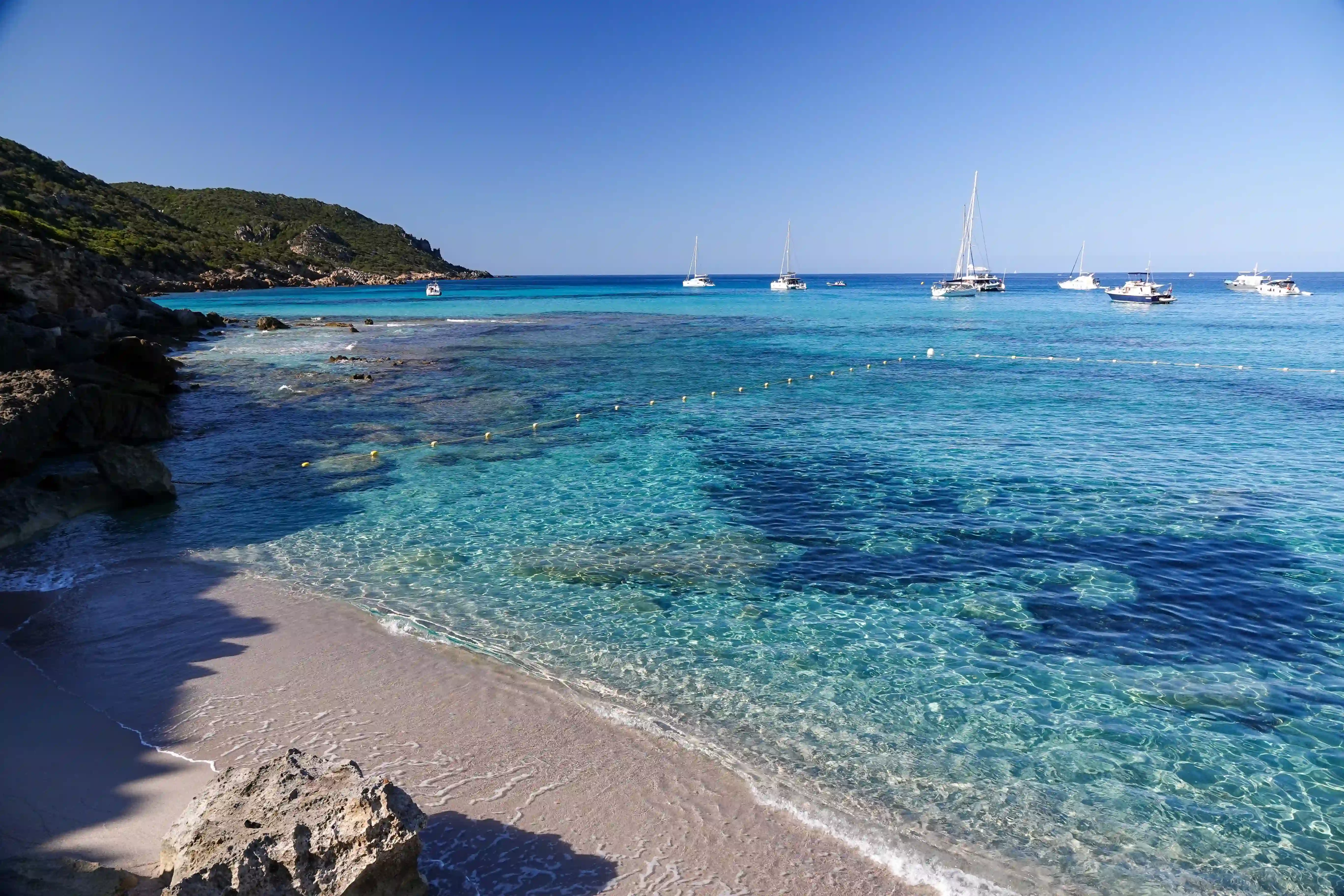 la plage sauvage de la Cala d'Orzo au sud du golfe d'Ajaccio en Corse avec une eau turquoise