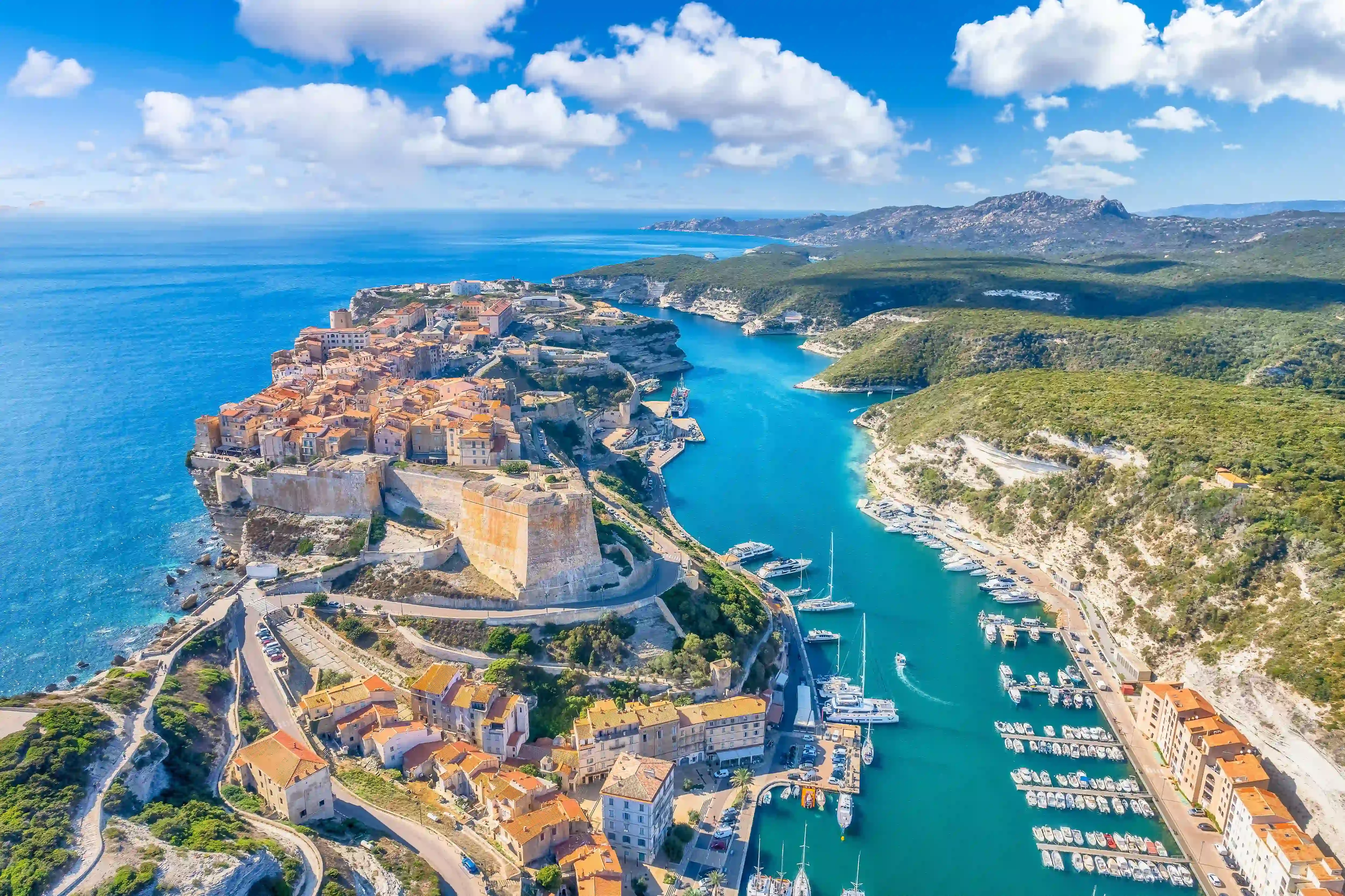 vue aérienne de la ville haute de Bonifacio perchée sur les falaises de calcaire blanc et de son port