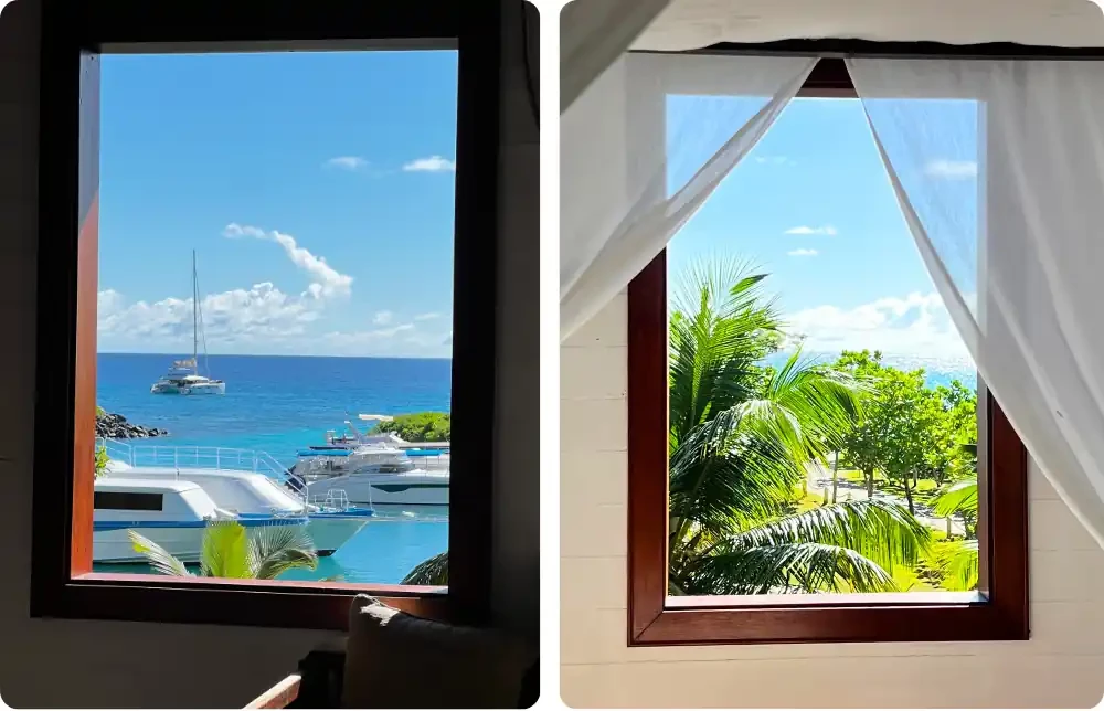 Deux vues depuis les fenêtres d'un hébergement aux Seychelles, donnant sur un lagon turquoise, des catamarans au mouillage et une végétation tropicale.