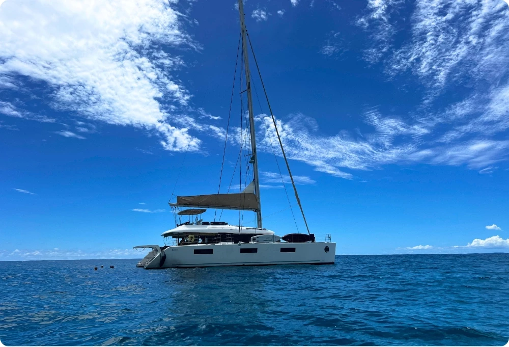 Catamaran Lagoon 620 au mouillage dans un lagon turquoise des Seychelles