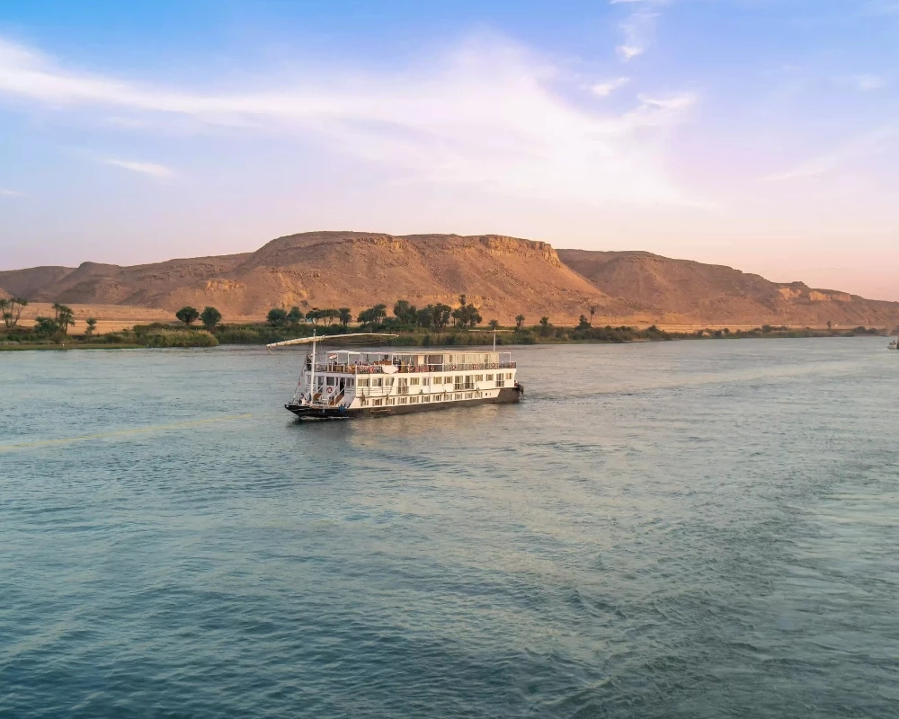 Bateau de croisi&egrave;re naviguant sur le Nil 