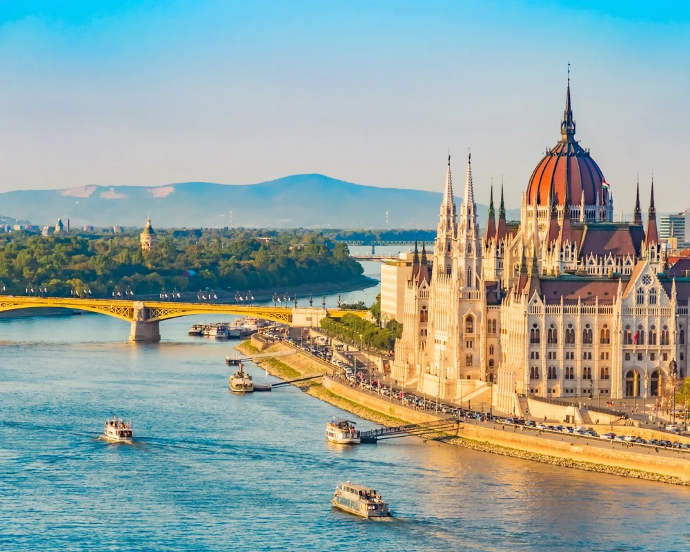 Croisi&egrave;re fluviale sur le Danube devant le Parlement de Budapest