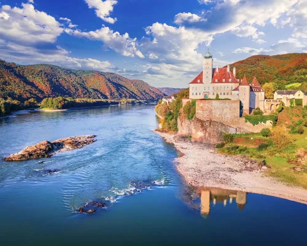 Vallée de Wachau ensoleillée, vue d'un chateau