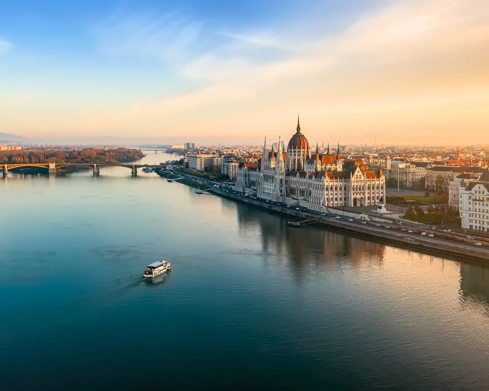 Matin brumeux à Budapest. Un bateau se dirige vers le bâtiment du Parlement hongrois.