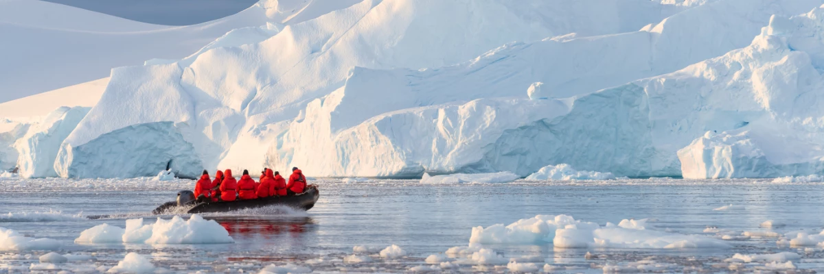 Zodiac d'expédition avançant vers la banquise antarctique