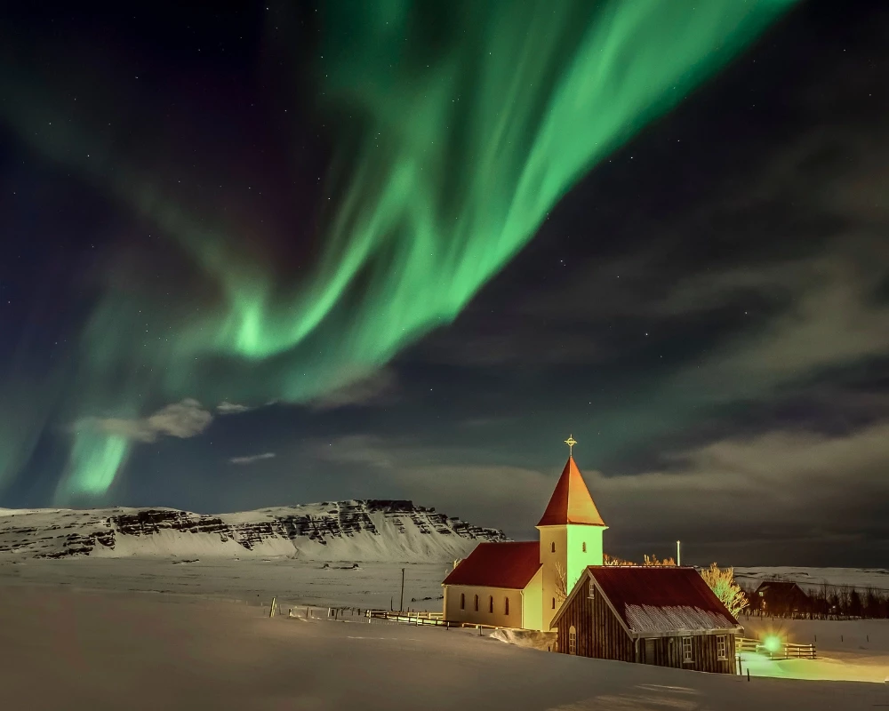 Aurore boréale au dessus d'une église en Islande
