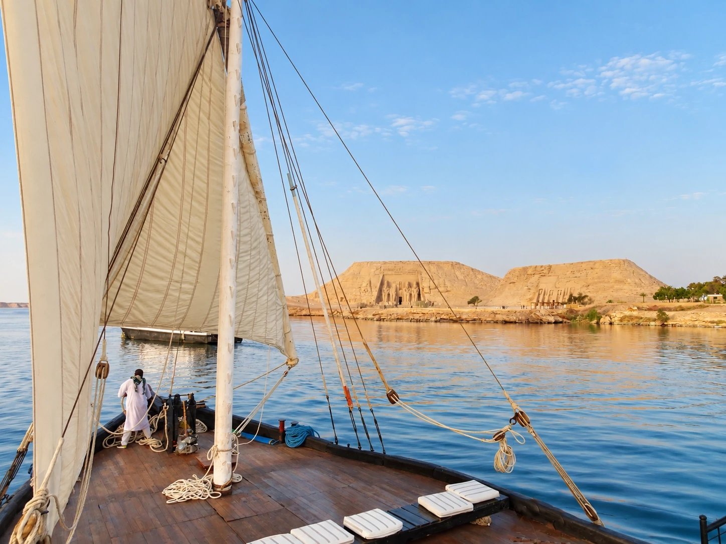 Dahabiya devant le temple d'Abou Simbel