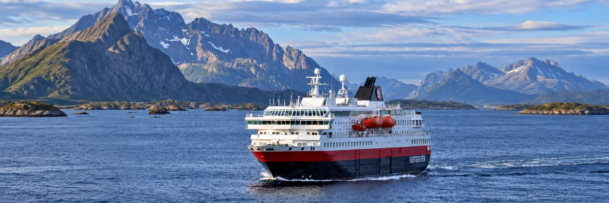 Bateaux de pêche dans le port du charmant petit village de pêcheurs de Henningsvær, dans les îles Lofoten, au nord de la Norvège.