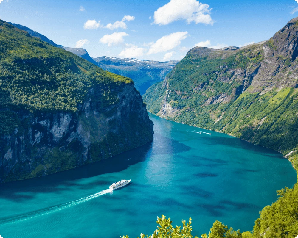 Vue sur le Geirangerfjord depuis Ørnesvingen, sur la route de l'express côtier en été
