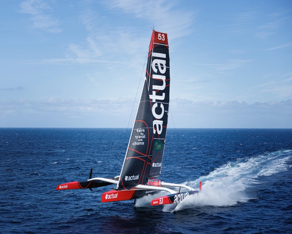Trimaran Ultim de 32 m&egrave;tres naviguant sur ses foils