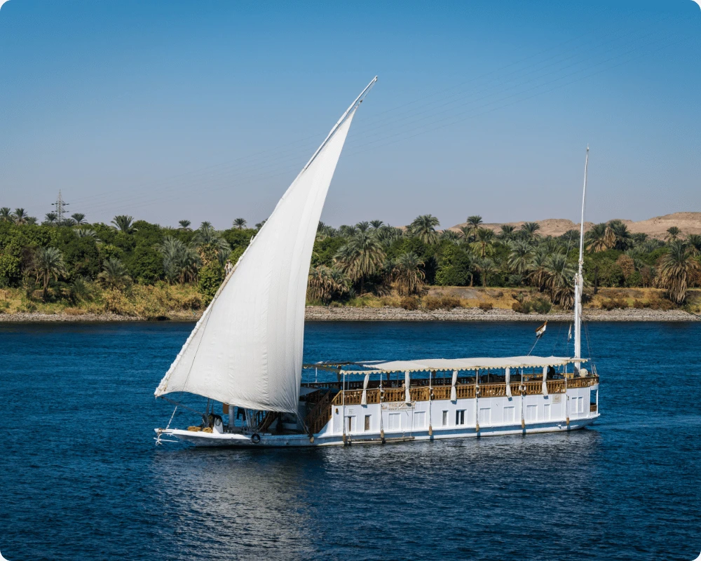 Dahabieh aux voiles gonfl&eacute;es avan&ccedil;ant sur le Nil