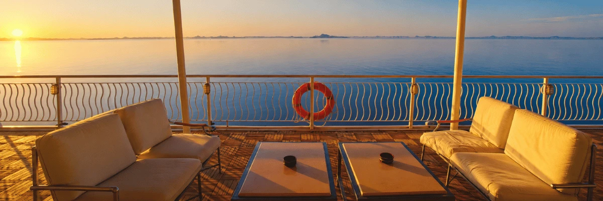  Innenraum eines Nilkreuzfahrtschiffes bei Sonnenuntergang