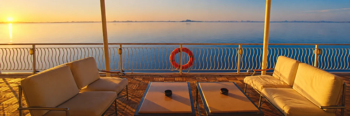 Intérieur d'un bateau de croisière sur le Nil avec le soleil se couchant 