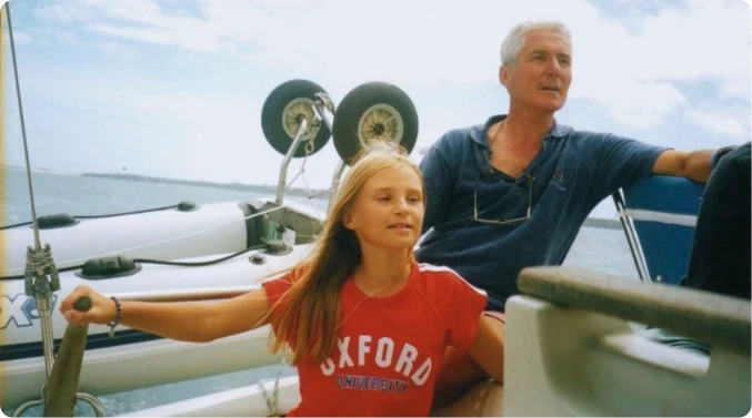 photo d&rsquo;enfance de Pauline en pleine navigation en Bretagne