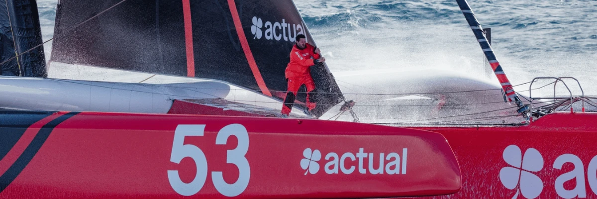 Anthony Marchand manoeuvrant sur le trimaran Actual 4